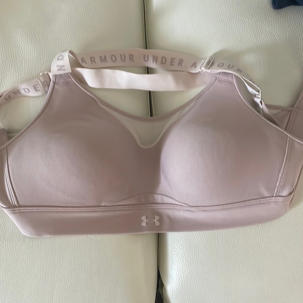 Under armor high impact, sports bra, bought brand new one, worn once. Medium